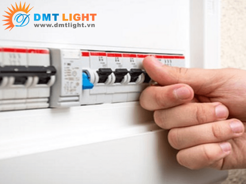 Cách tháo đèn Led âm trần an toàn và đúng kỹ thuật