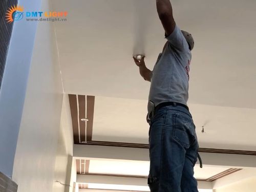 Lắp đặt đèn âm trần bê tông